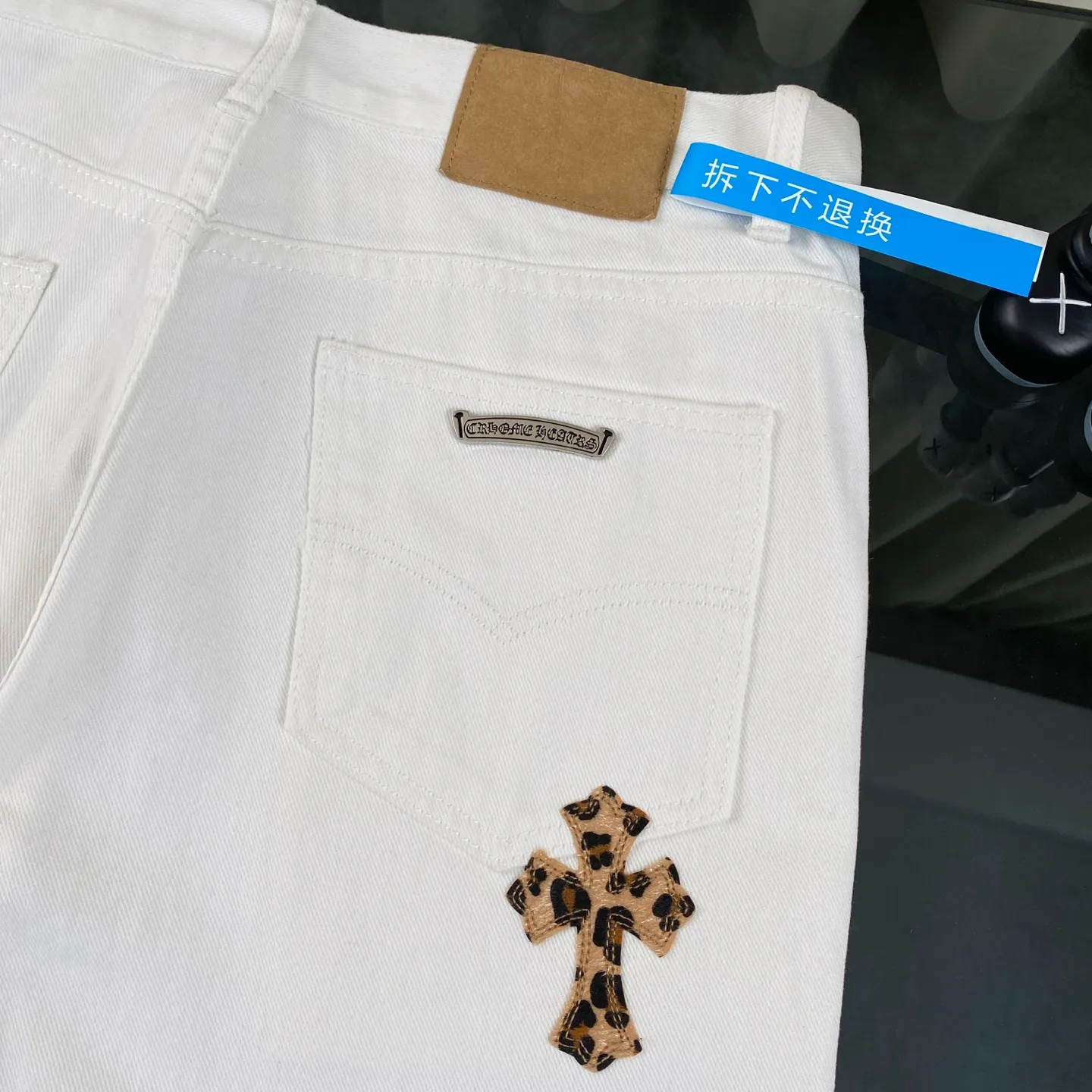P240 chrome hearts new leopard print cross patch leather white jeans vi Top heavy industry fashionable design] Consistent high street luxury style creation. Speaking of this style, the Zangyin family and GU family are definitely the leading representative brands. Especially the Zangyin family has really achieved a state-of-the-art effect in creating high street style. The unique washed material is used to create this style. The color system is quite eye-catching. After it is decorated with patchwork cross flowers, it cleverly highlights the charm of the brand. Secondly, this style uses classic The classic high-waist cutting design highlights the long legs and fashionable temperament of the upper body. The brand is highly recognizable and the slim fit configuration is more suitable for daily wear. It is a product that interprets personality, fashion, and specifications at a glance. This single product is enough to make any fan excited. It can be a white T-shirt for youthful preppy style, or a tight suspender for lady style. It has strong matching ability and can be easily controlled by men.  [Materials and craftsmanship] Needless to say, this point goes without saying. As an excellent craftsman brand, Zangyin’s requirements for details and craftsmanship are really perfect. The washed color of this model has gone through so many processes, not to mention the embellishment of denim appliques. It is also purely hand-made and sewn. Just like what they believe in, only hand-made things have soul and have the meaning of wear. A top-notch heavy-duty fashionable denim item, I look forward to your perfect interpretation! !  Size:28-36